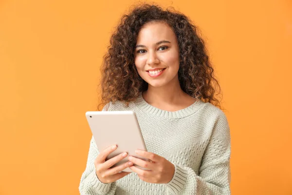 Young African American Woman Tablet Computer Color Background — Stock Photo, Image