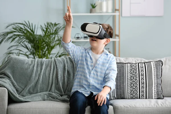 Little Boy Virtual Reality Glasses Home — Stock Photo, Image