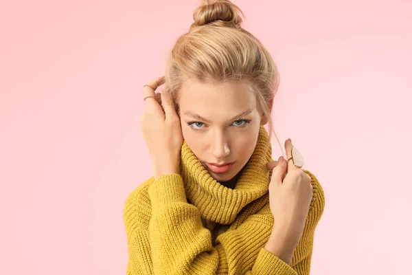 Young Woman Warm Sweater Color Background — Stock Photo, Image