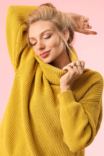 Mujer Joven Suéter Cálido Sobre Fondo Color — Foto de Stock
