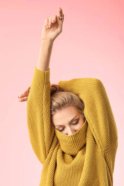 Young Woman Warm Sweater Color Background — Stock Photo, Image