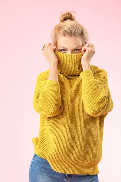 Young Woman Warm Sweater Color Background — Stock Photo, Image