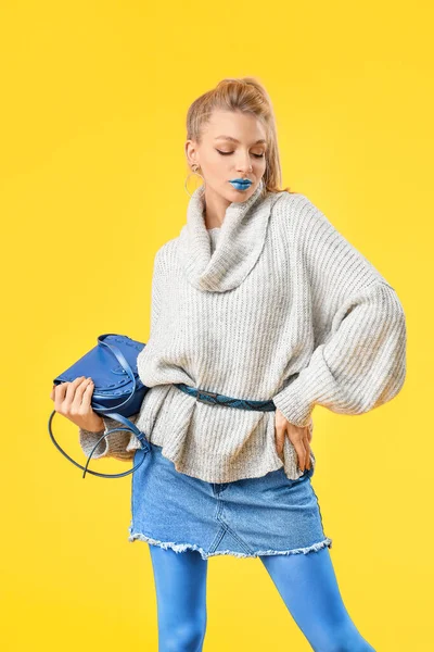 Jeune Femme Avec Maquillage Créatif Pull Chaud Sur Fond Couleur — Photo