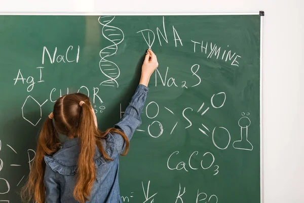Nettes Kleines Mädchen Schreibt Auf Tafel Chemieunterricht — Stockfoto