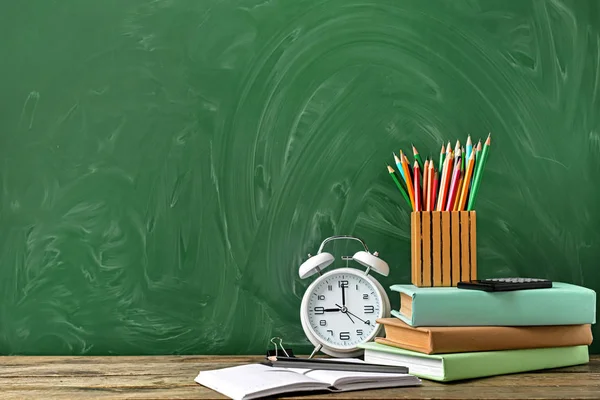 Set Perlengkapan Sekolah Dan Jam Atas Meja Waktu Untuk Belajar — Stok Foto