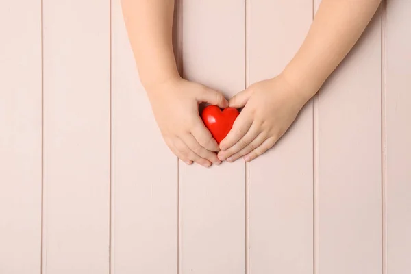 Manos Niño Con Corazón Rojo Sobre Fondo Madera Concepto Cardiología —  Fotos de Stock