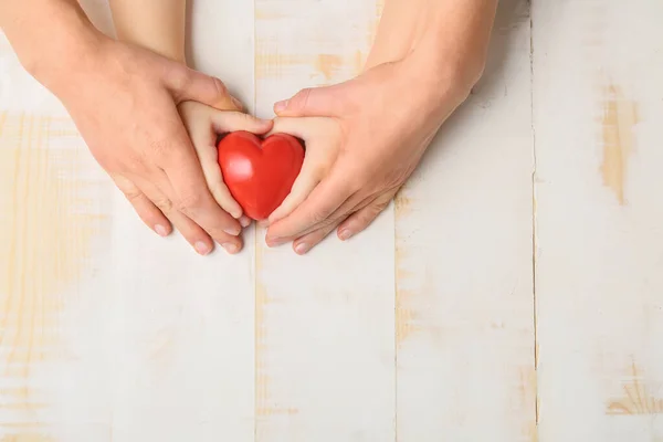 Manos Mujer Niño Con Corazón Rojo Sobre Fondo Madera Concepto —  Fotos de Stock