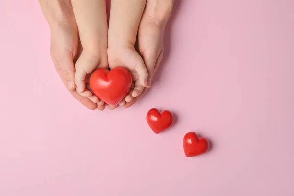 Handen Van Vrouw Kind Met Rode Harten Kleur Achtergrond Cardiologie — Stockfoto