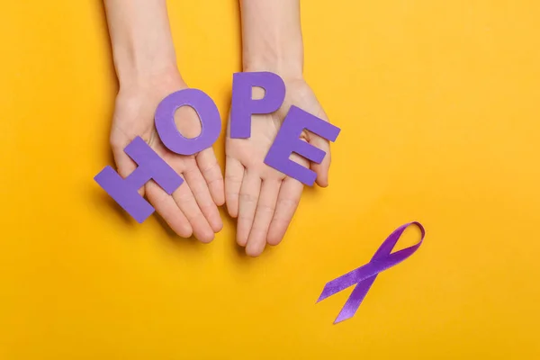 Mãos Femininas Com Palavra Esperança Fita Violeta Fundo Cor Conceito — Fotografia de Stock