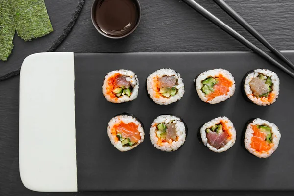 Teller Mit Leckeren Sushi Rollen Auf Dem Tisch — Stockfoto