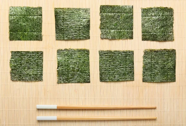 Вкусные Простыни Водорослей Палочки Еды Бамбуковом Коврике — стоковое фото