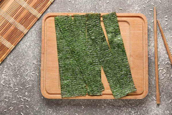 Piring Dengan Lembaran Rumput Laut Lezat Atas Meja — Stok Foto
