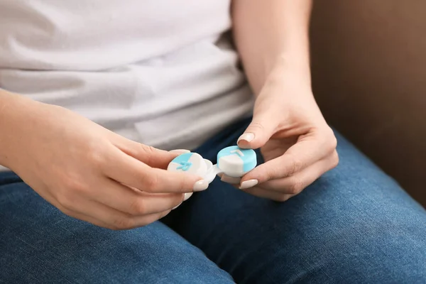 Mulher Segurando Recipiente Com Lentes Contato Close — Fotografia de Stock