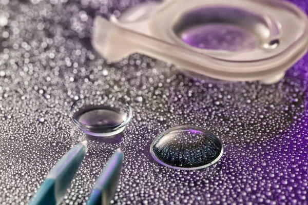 Contact Lenses Tweezers Water Drops Color Background Closeup — Stock Photo, Image