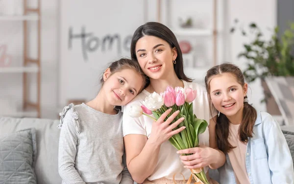Kleine Meisjes Begroeten Hun Moeder Met Moederdag Thuis — Stockfoto