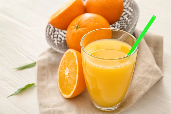 Ποτήρι Φρέσκου Χυμού Πορτοκαλιού Και Φρούτων Στο Τραπέζι — Φωτογραφία Αρχείου
