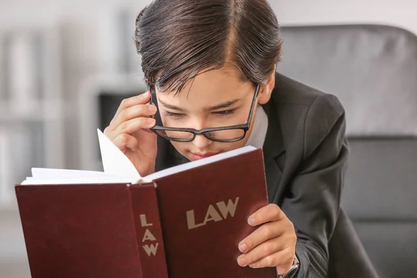 Kis Ügyvéd Olvasókönyv Irodában — Stock Fotó
