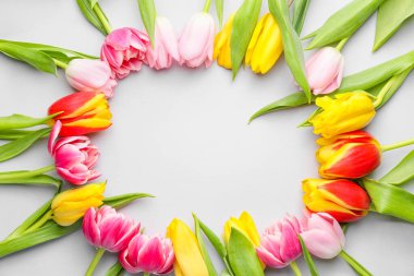 Beyaz arkaplanda güzel çiçeklerden yapılmış çerçeve