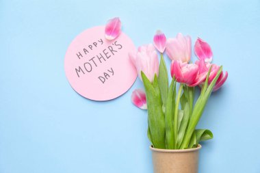 Renkli arkaplanda Anneler Günü için güzel çiçekler ve kart