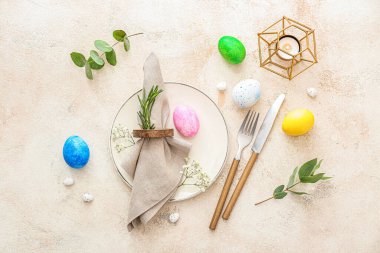 Işık arka planda güzel Paskalya tablosu ayarı