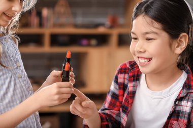 Evde sevimli makyaj sanatçıları var.