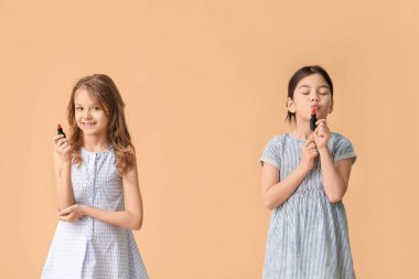 Renkli arka planda sevimli makyaj sanatçıları