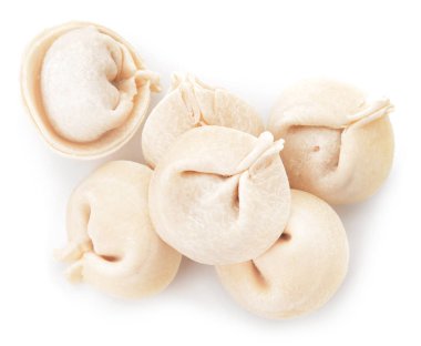 Beyaz arka planda çiğ hamur tatlısı