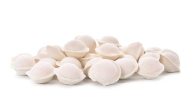 Beyaz arka planda çiğ hamur tatlısı