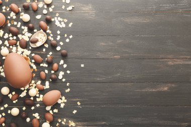 Tahta arka planda paskalya yumurtaları