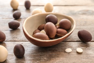 Tahta arka planda paskalya yumurtaları