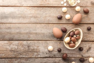 Tahta arka planda paskalya yumurtaları