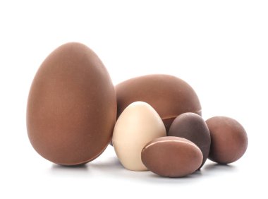 Beyaz arka planda tatlı Paskalya yumurtaları