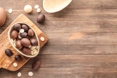 Tahta arka planda paskalya yumurtaları