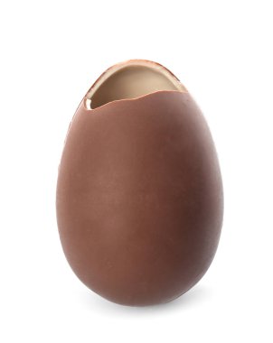 Beyaz arka planda kırık çikolata paskalya yumurtası