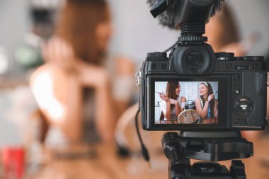 Genç güzellik blogcuları evde video kaydediyor