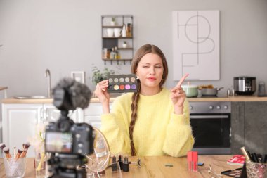 Genç güzellik blogger kayıt video evde