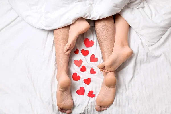 Junges Paar Mit Roten Herzen Liegt Bett Draufsicht — Stockfoto
