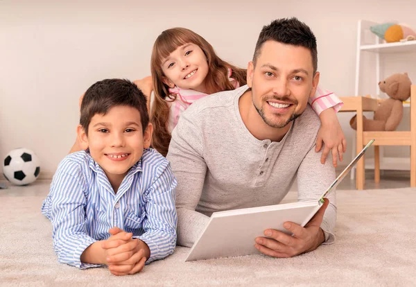 Padre Sus Pequeños Hijos Leyendo Cuentos Para Dormir Casa —  Fotos de Stock