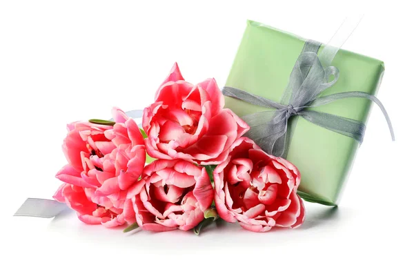 Blumenstrauß Und Geschenk Auf Weißem Hintergrund — Stockfoto