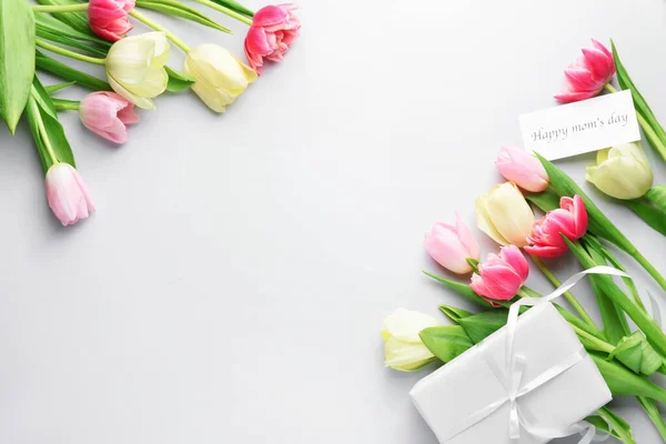 Vackra Blommor Och Gåva Till Mors Dag Vit Bakgrund — Stockfoto