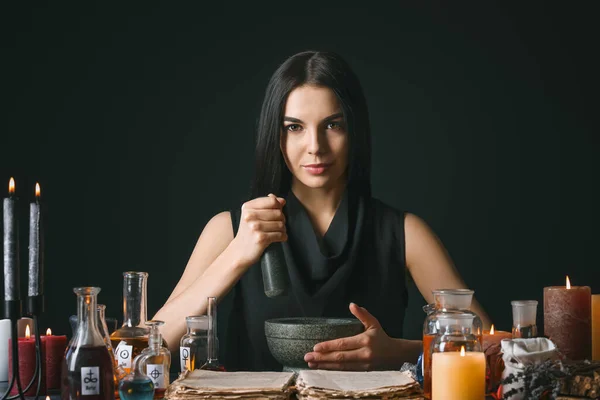 Žena Alchymistka Dělat Lektvar Tmavém Pozadí — Stock fotografie