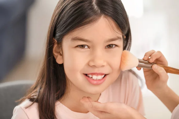 Menina Bonito Aplicando Maquiagem Rosto Sua Amiga Casa — Fotografia de Stock