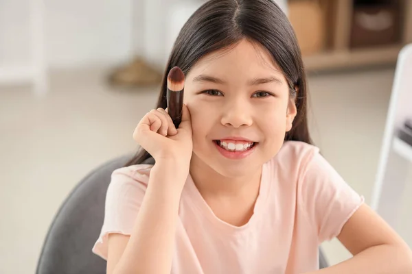 Lindo Pequeño Artista Maquillaje Casa — Foto de Stock