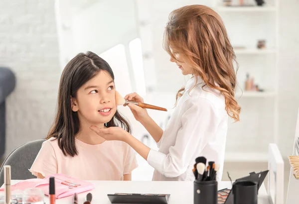 Carino Bambina Applicando Trucco Sul Viso Del Suo Amico Casa — Foto Stock