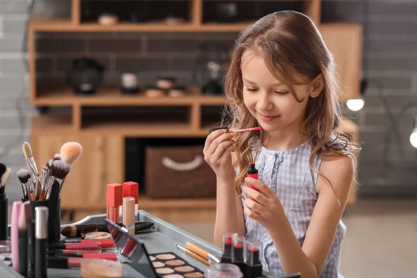 Lindo Pequeño Artista Maquillaje Casa — Foto de Stock