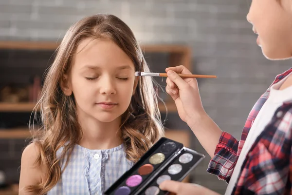 Linda Niña Aplicando Maquillaje Cara Amigo Casa —  Fotos de Stock