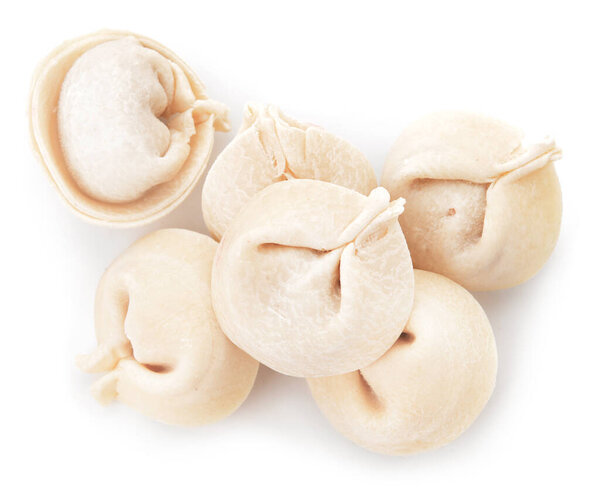 Сырые свежие пельмени на белом фоне
