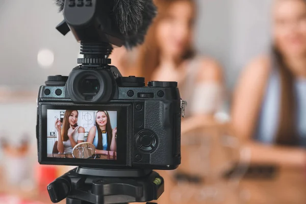 Jóvenes Bloggers Belleza Grabando Vídeo Casa — Foto de Stock