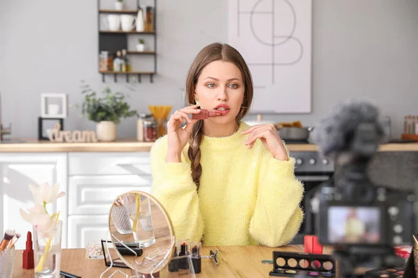 Blogger Muda Cantik Merekam Video Rumah — Stok Foto