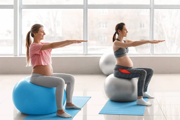 Jóvenes Embarazadas Entrenando Gimnasia — Foto de Stock